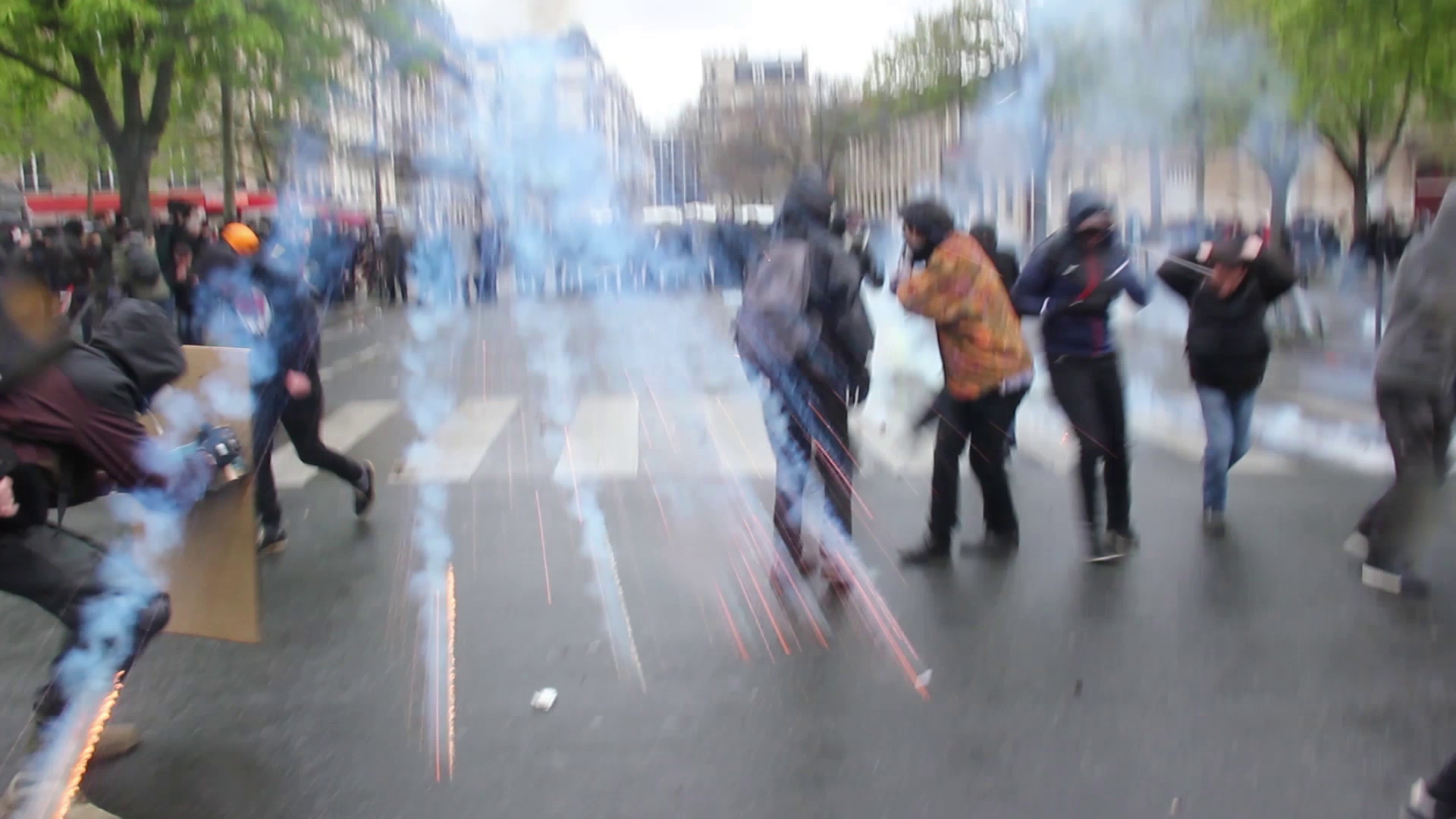 explosion de palets de lacrymogènes près de manifestants